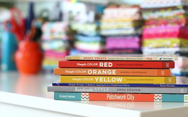 بهترین کتاب های آموزش خیاطی: معرفی ۱۲ مرجع برتر برای مبتدی تا حرفه‌ای